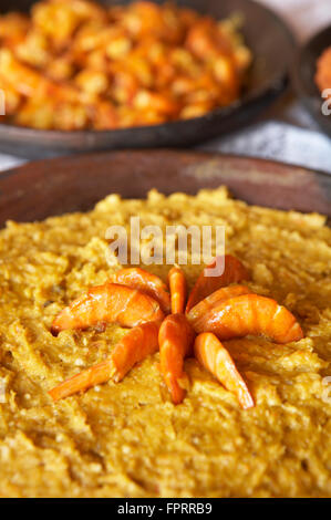 Cucina brasiliana - pasta vatapa con gamberi, un piatto tipico dello stato di Bahia, servita in tradizionali vasi di terracotta Foto Stock