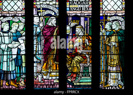 Xix secolo il vetro macchiato che mostra l'incoronazione del re Edgar, Abbazia di Bath. Edgar è stato il primo re d'Inghilterra, coronata nel 973 da San Dunstan Foto Stock