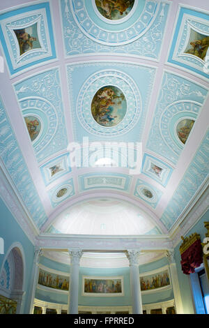 L'interno dipinto della biblioteca Robert Adam di Kenwood House, decorato in stile barocco inglese, Hampstead Heath, Londra, Regno Unito Foto Stock