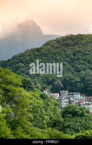 Alloggi poveri nella comunità delle baraccopoli di Cabritos favela, il monte Corcovado, la foresta pluviale del Parco Nazionale di Tijuca e la statua del Cristo, Rio de Janeiro, Brasile Foto Stock