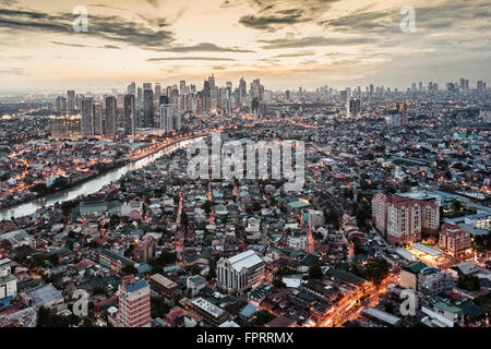 Asia, Asia orientale, Filippine, Manila Makati e fiume Pasig, quartiere degli affari, grattacieli, skyline della città, vista tramonto Foto Stock