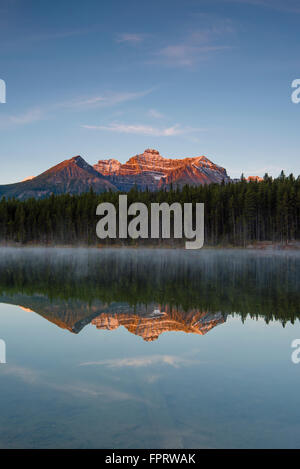 La gamma di prua si riflette nel lago di Herbert all'alba, il Parco Nazionale di Banff, Canadian Rockies, provincia di Alberta, Canada Foto Stock