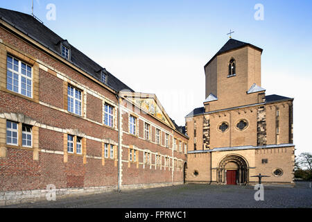 Mönchengladbach Minster, sinistra city hall, Abteiberg, Mönchengladbach, Renania settentrionale-Vestfalia, Germania Foto Stock