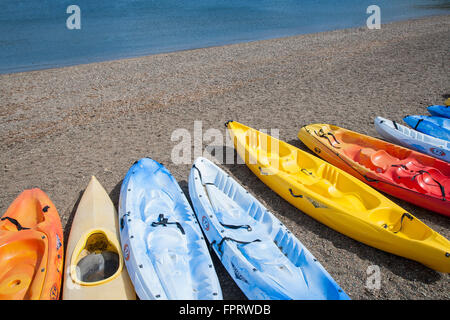 Kayaks colorati sdraiato sulla spiaggia, Galeria, Corsica, Francia Foto Stock