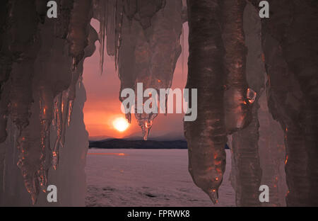 Grandi ghiaccioli su un sfondo di sunrise. Foto Stock