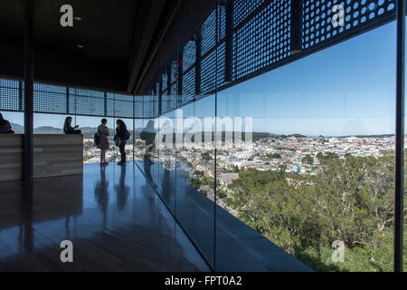 Interno del Hamon torre di osservazione a M.H. Museo de Young e Galleria d'arte in Golden Gate Park di San Francisco, CA, Stati Uniti d'America Foto Stock