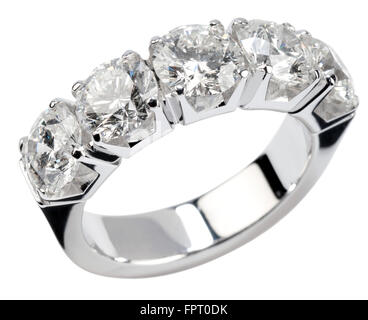 Chiudere su un bellissimo isolati cinque diamanti anello in argento su sfondo bianco Foto Stock