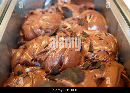 Chiudere a tenuta del freddo e cremoso gelato al cioccolato con deliziosa cacao chip all'interno in acciaio inossidabile dispenser in metallo Foto Stock
