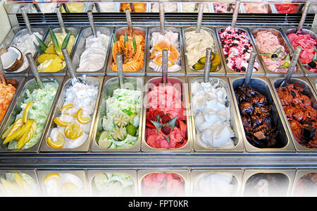 Visualizzazione di un assortimento di gelati in vasche di metallo in un negozio o gelateria Foto Stock