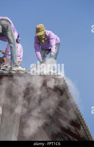 Lavoratori edili installazione di tegole del tetto per la costruzione di casa Foto Stock