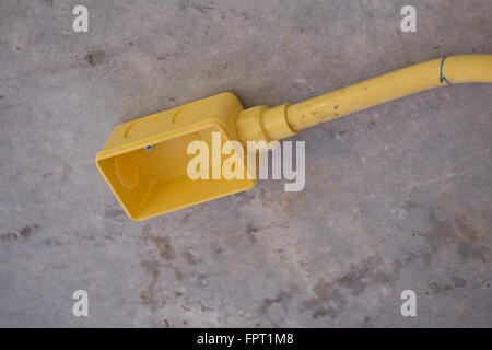 Giallo vuota tubi in PVC per scatole elettriche sul soffitto in cemento Foto Stock