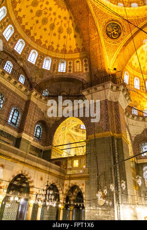 La nuova moschea Yeni valido? Camii, un ottomano moschea Imperiale architettura interni ad Istanbul in Turchia, quartiere Eminonu Foto Stock