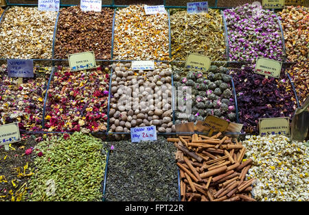 Tè alle spezie su egiziano e il Grand Bazaar di Istanbul. Turchia Foto Stock