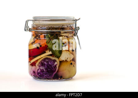 Jar assortiti di messi in salamoia lacto-fermentati sottaceti isolato su bianco. Foto Stock