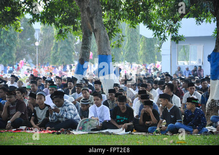 Musulmani indonesiani si sono riuniti presso Air Force Residence Campo in Makassar , Indonesia di detenuti Eid Al-Fitr preghiera per celebrare la fine Foto Stock