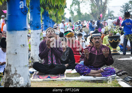 Gli uomini stavano pregando presso Air Force Residence Campo in Makassar , Indonesia durante Eid Al-Fitr preghiera per festeggiare la fine del Ramadan Foto Stock