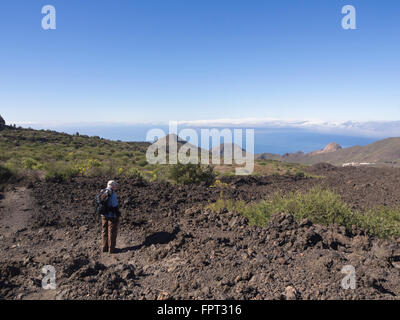 Ampia vista dalle montagne dell'Oceano Atlantico, una escursione in paesaggi vulcanici nella parte occidentale di Tenerife, Isole Canarie Foto Stock