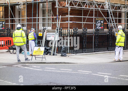 Scaffolders lavorando al di fuori di un edificio a Londra i DPI da indossare un equipaggiamento protettivo personale, REGNO UNITO Foto Stock