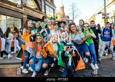 Belfast, Irlanda del Nord. 17 mar 2016 - Una grande folla di adolescenti riuniti in Belfast City Centre durante la festa di San Patrizio. Foto Stock