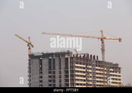 La gru in costruzione edificio con lo sfondo del cielo Foto Stock