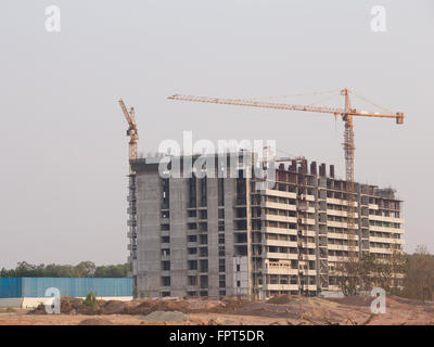 La costruzione di edifici con gru a sito in costruzione Foto Stock