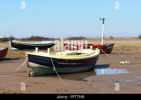 Piccole barche sulla riva a bassa marea accanto al fiume Lune estuario a Sunderland punto, Lancashire, Inghilterra. Foto Stock