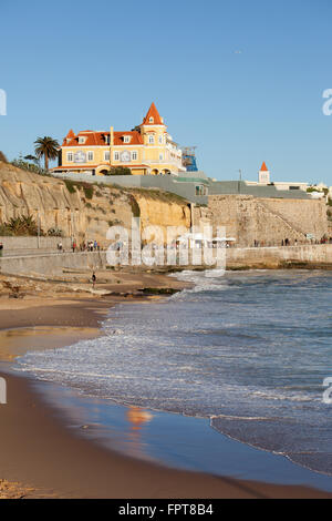 Il Portogallo, Estoril, località di villeggiatura, Praia da poca spiaggia dell'Oceano Atlantico Foto Stock