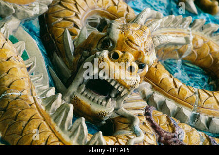 Dettaglio di un drago sulla facciata del tempio Cinese, Singapore Foto Stock