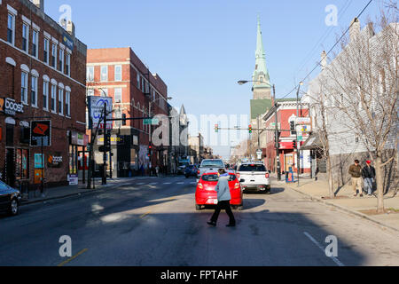 Xviii Street a Racine Ave. Quartiere Pilsen, Chicago, Illinois. San Procopio chiesa in background. Foto Stock