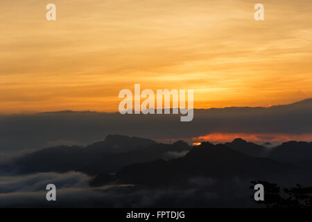 Super sun sollevare la scena con le nuvole di colore arancione e lo sfondo in Taitung, Taiwan Foto Stock