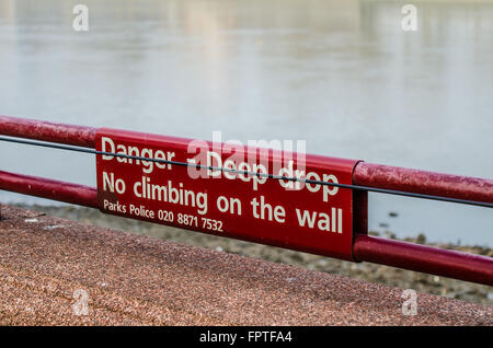 Pericolo - Profondo segno di caduta sul Tamigi a Battersea Park Foto Stock