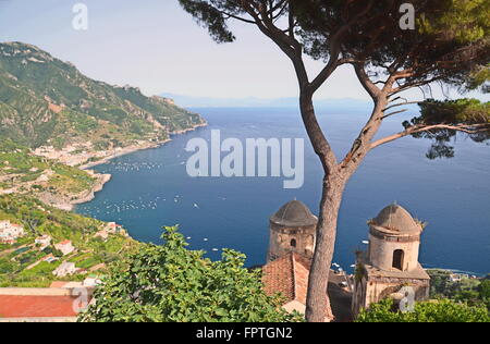 Il pittoresco paesaggio della Costiera Amalfitana, vista da Villa Rufolo a Ravello, Italia Foto Stock