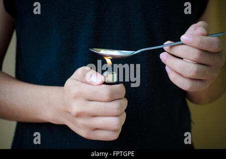 L uomo si prepara il farmaco in cucchiaio, close up Foto Stock