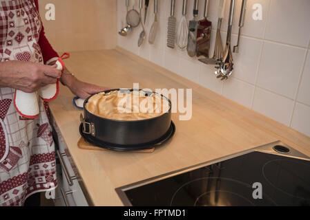 Donna senior di preparare la torta di meringa, Monaco di Baviera, Germania Foto Stock