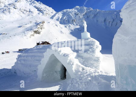 La Cappella di Ghiaccio, parte dell'hotel di ghiaccio a Balea Lac, nelle montagne Faragas, in Transilvania, Romania, Est Europa Foto Stock