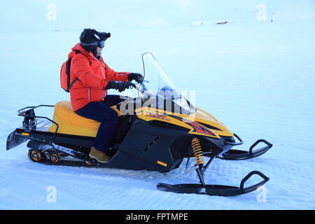 In sella ad una motoslitta attraverso la neve a Balea Lac, nelle montagne Faragas, in Transilvania, Romania, Est Europa Foto Stock