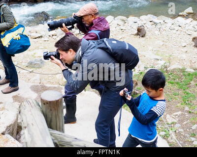 Giappone, 2015. tre generazioni di fotografi con abbinamento di fotocamera per la loro età. Foto Stock