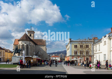 Alba Iulia, Romania - 13 Marzo 2016: turisti nella cittadella di Alba Iulia, vicino San Michel nella cattedrale di Alba Iulia, Romania Foto Stock