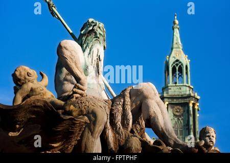 Fontana Neptunbrunnen, Marienkirche chiesa nel retro, Alexanderplatz Berlin-Mitte, Germania, Europa. Il nettuno te Foto Stock