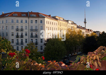 Prenzlauerberg district, edificio attorno alla ex Wasserturm, 1873 mattone water tower convertito in un appartamento. TV Tower. Wass Foto Stock