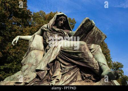 Uno della statua di eroe di guerra Otto von Bismarck si erge a Grober Stern a Berlino Germania. Berlino - Siegessaule Colonna della Vittoria Foto Stock