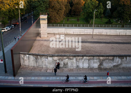 Il muro di Berlino a Bernauerstrasse. Il Memoriale del Muro di Berlino in Bernauerstraße. Il Memoriale del Muro di Berlino è il centro di un memo Foto Stock