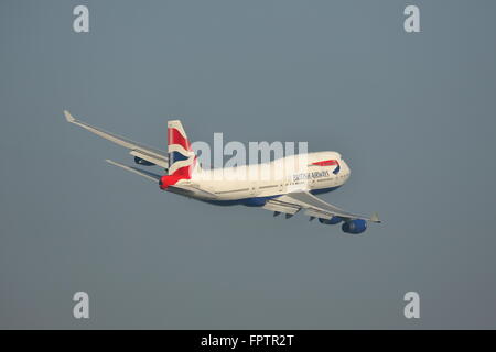 British Airways Boeing 747-400 G-BNLP uscire dall'Aeroporto Heathrow di Londra, Regno Unito Foto Stock