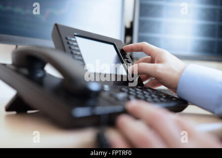 La composizione del numero della tastiera del telefono Foto Stock