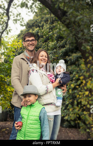 Famiglia shopping verdure e in piedi di fronte a azienda agricola biologica, Baviera, Germania Foto Stock