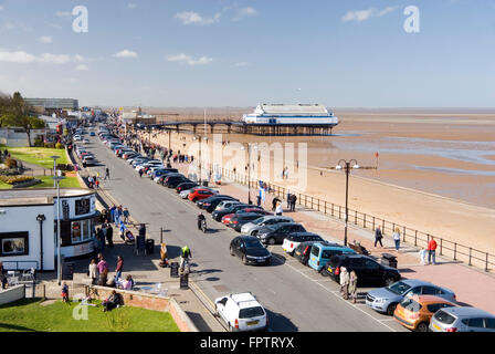 Cleethorpes, Lincolnshire, Regno Unito - 18 Aprile 2014: affacciato sul lungomare centrale il 18 aprile a Cleethorpes Foto Stock