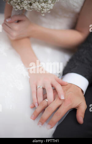 Metà vista in sezione di una sposa e lo sposo che mostra il loro anello di nozze, Ammersee, Alta Baviera, Baviera, Germania Foto Stock