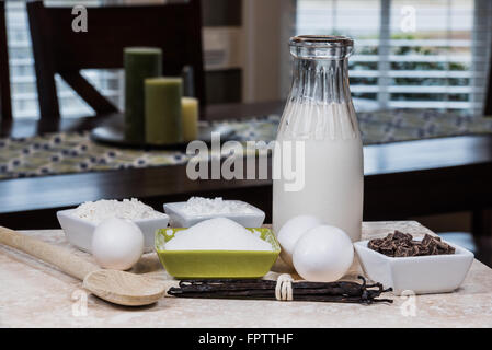 Gli ingredienti di cottura a fuoco nella parte anteriore di un sfocata sala da pranzo Foto Stock