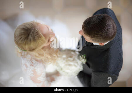 Direttamente al di sopra di una sposa e lo sposo in piedi, Ammersee, Alta Baviera, Baviera, Germania Foto Stock