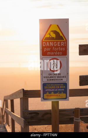 Pericolo informazioni segno sulla spiaggia e scale spostando in basso verso la spiaggia, Lit-et-Mixe, Aquitaine, Francia Foto Stock